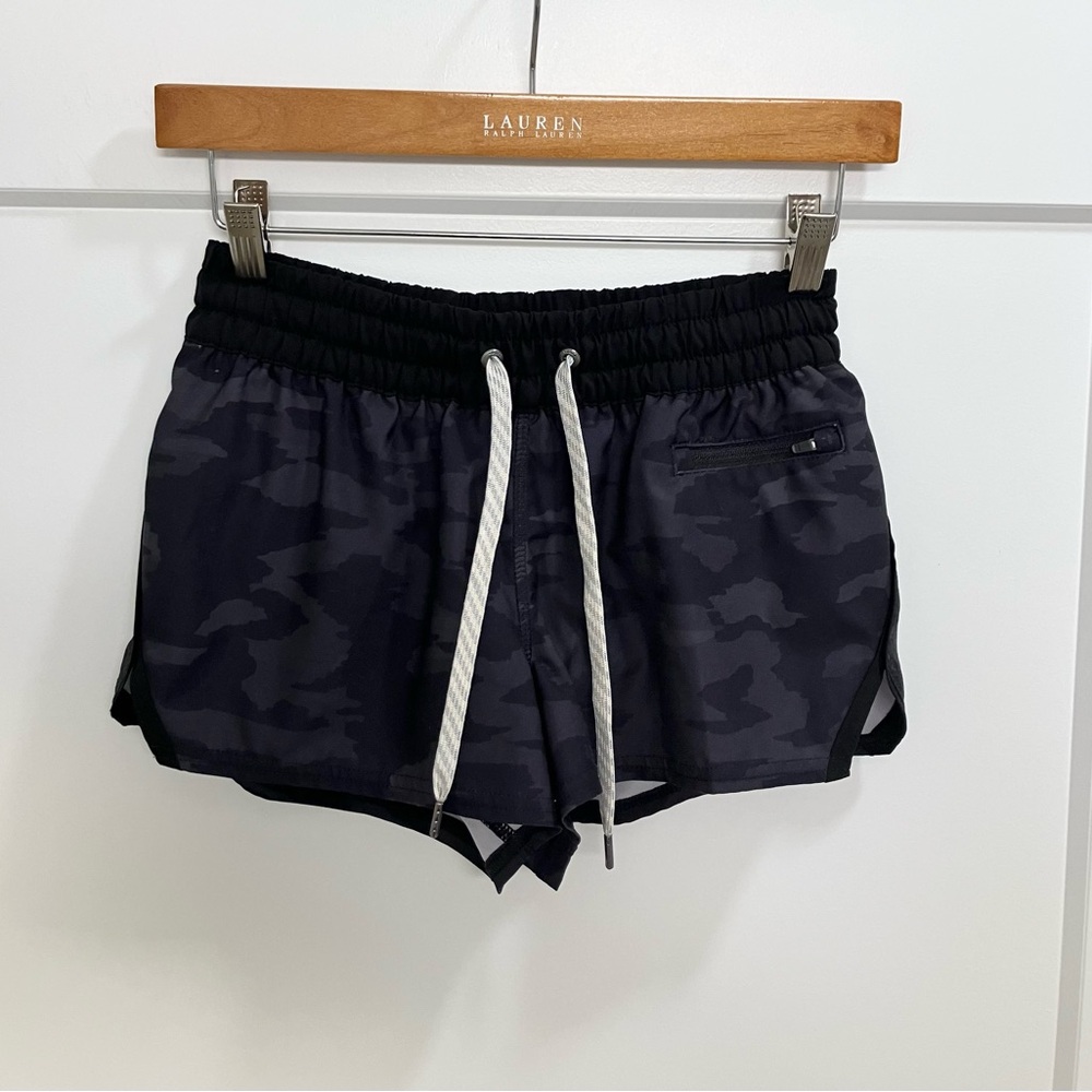 Vuori Clementine Short Black Watercolor Camo Size XS | Athleisure - Picture 6 of 12